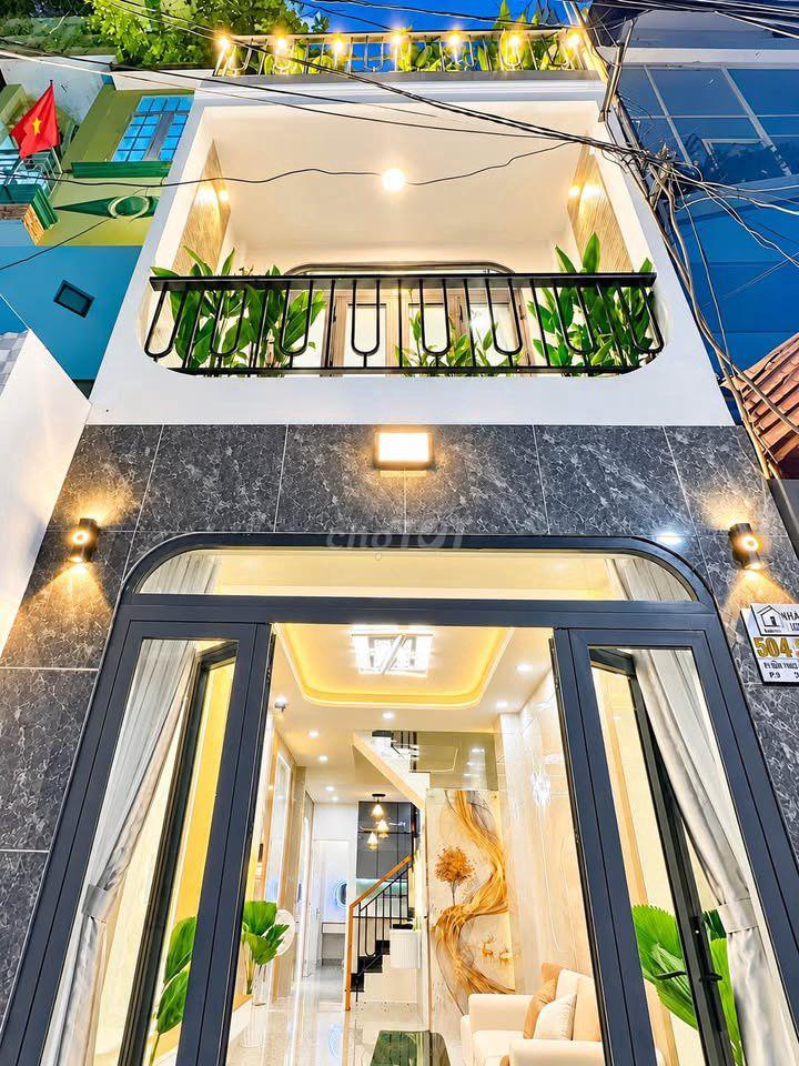 Bán gấp nhà ngay trung tâm Uyên Hưng