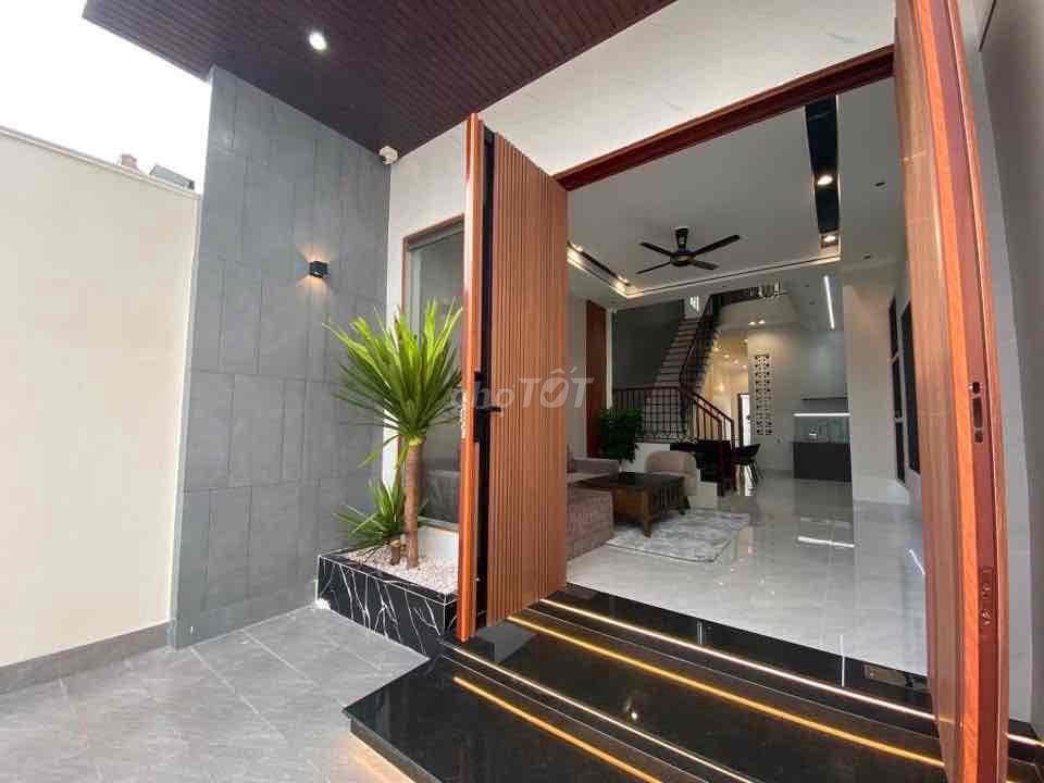 Nhà lầu trung tâm, sát chợ Long Hoa, Tây Ninh