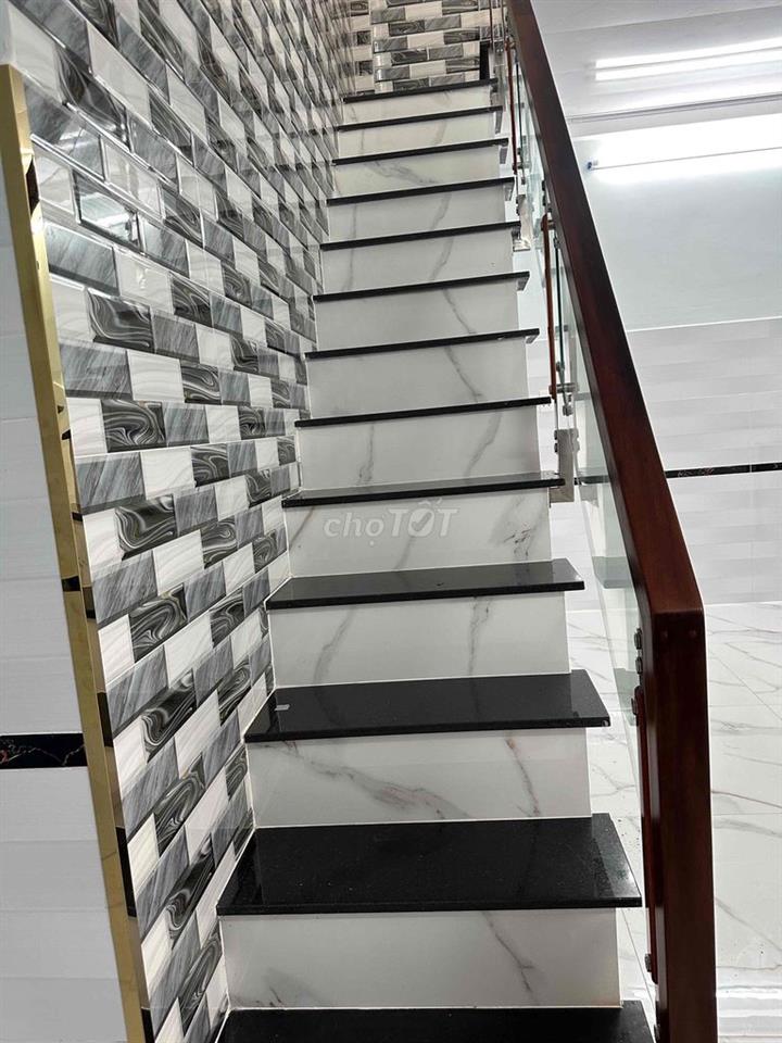 nhà 1 trệt 1 lửng mới sạch sẽ