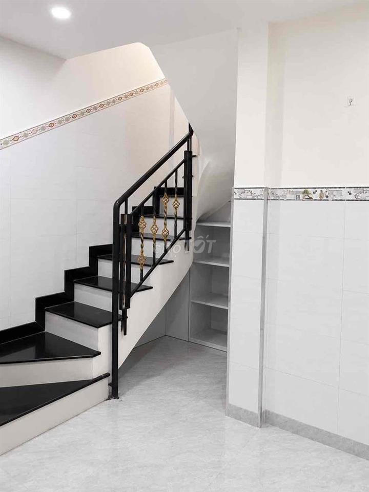 Hoa hồng 1% nhờ A,CE chạy phụ  🏡 BÁN NHÀ HẺM CÁCH MẠNG THÁNG 8