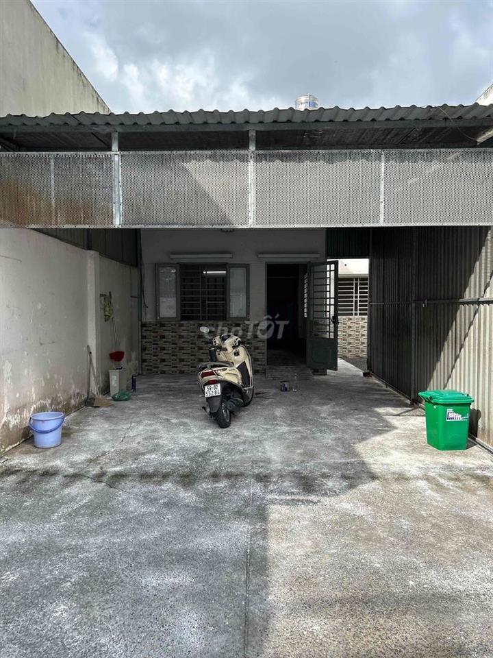 nhà rộng có sân rộng, có chỗ để oto