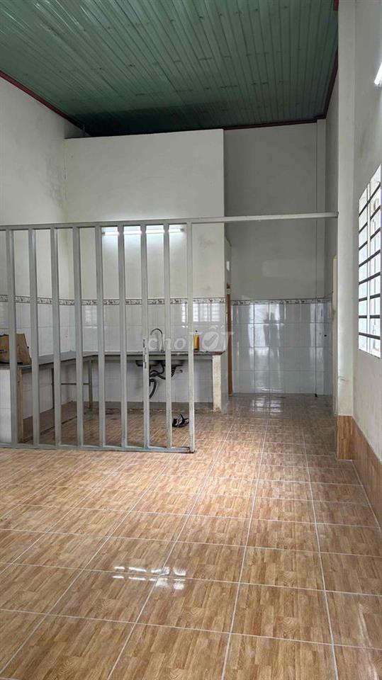 nhà rộng có sân rộng, có chỗ để oto