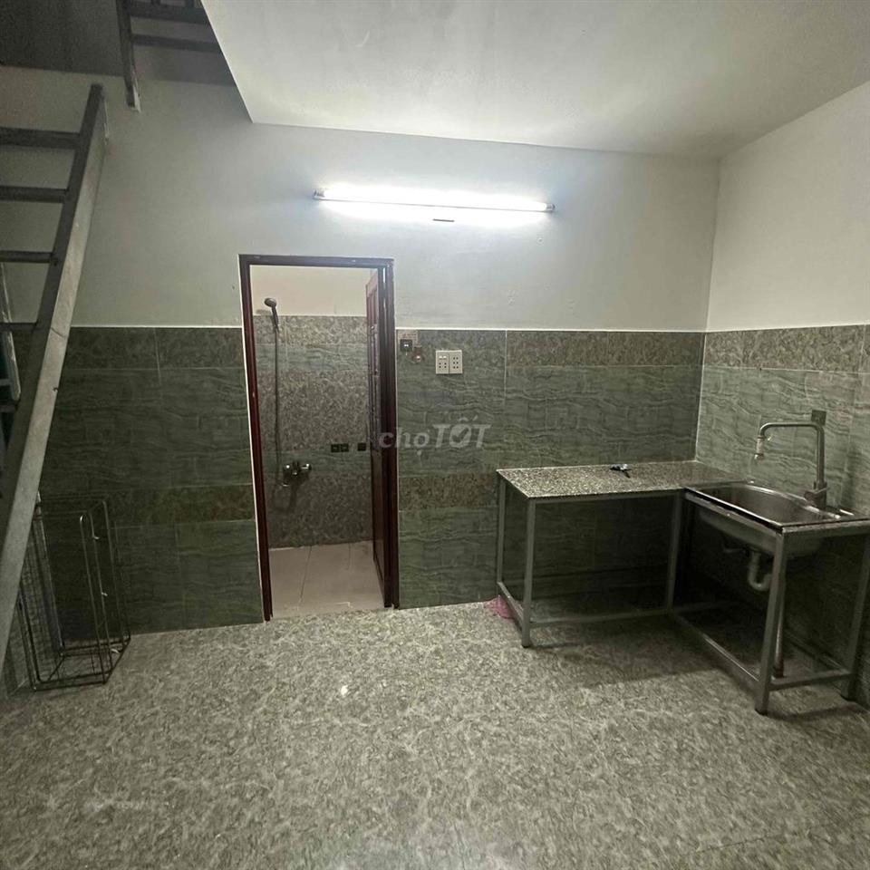 Cho thuê nhà trọ diện tích ngang 4m dài 4m5 có gác đổ bê tông.