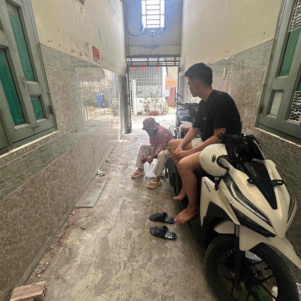 Cho thuê nhà trọ diện tích ngang 4m dài 4m5 có gác đổ bê tông.