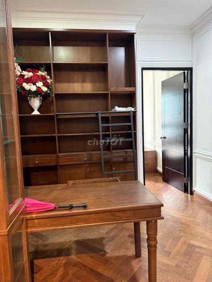 Nhà MT khu biệt thự kiều đàm Quận 7.