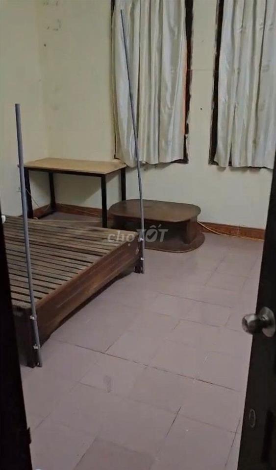 Phòng trên tầng 4 (18 m2), gần đường Huỳnh Thúc Kháng KD tiện đi lại