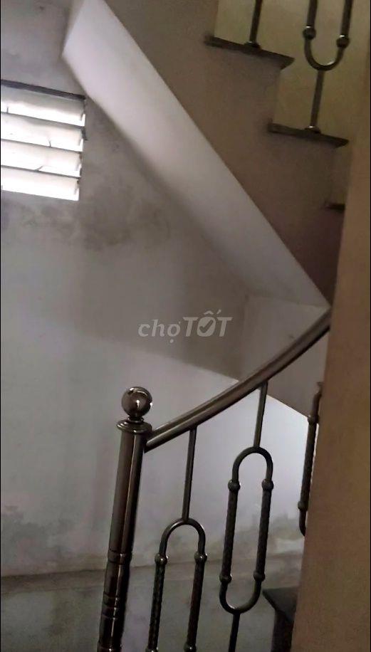 Đối diện bên đường là tạ Quang Bửu gần Trường Đại học bách khoa Kinh t
