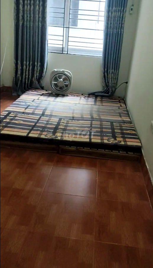 Đối diện bên đường là tạ Quang Bửu gần Trường Đại học bách khoa Kinh t