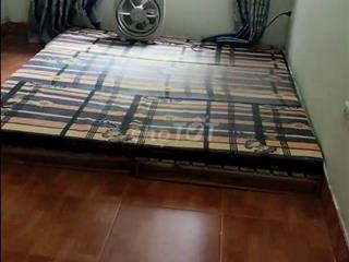 Đối diện bên đường là tạ Quang Bửu gần Trường Đại học bách khoa Kinh t