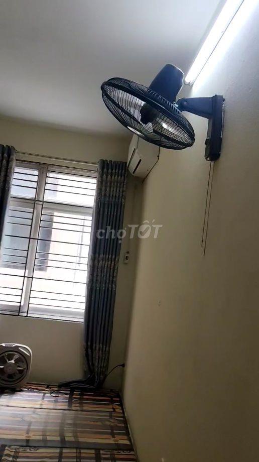 Đối diện bên đường là tạ Quang Bửu gần Trường Đại học bách khoa Kinh t