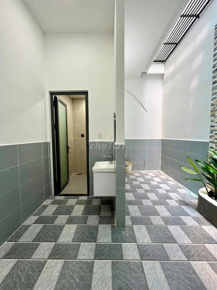Việt kiều Mỹ xây nhà chưa kịp ở bán gấp căn nhà lầu ngay Bình Hoà 
