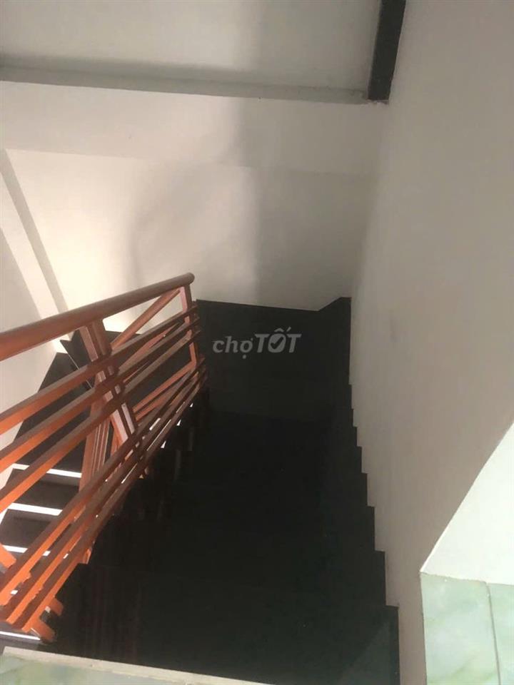 Cho thuê phòng: DT: 4 x 8m(toilet riêng nhà mới sạch sẽ)