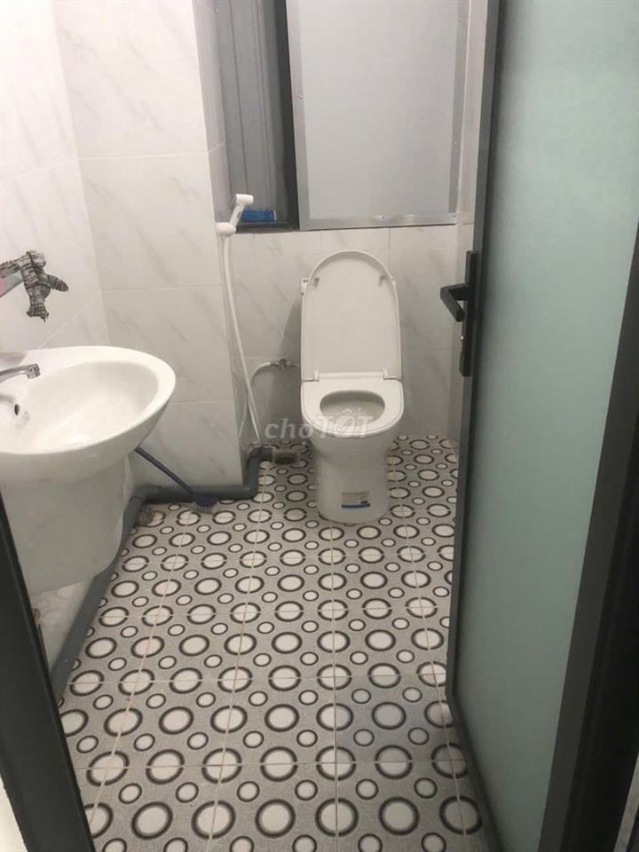 Cho thuê phòng: DT: 4 x 8m(toilet riêng nhà mới sạch sẽ)