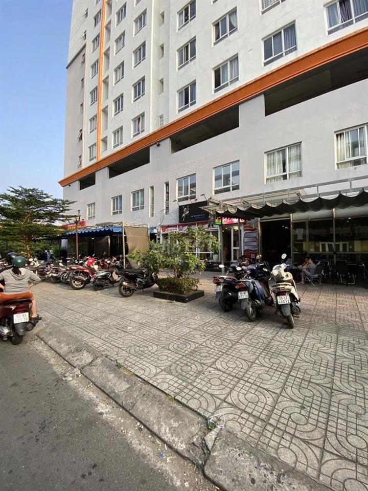 Phòng trống cửa sổ lớn chung cư Q8