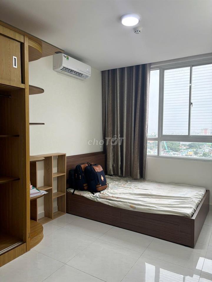 Phòng trống cửa sổ lớn chung cư Q8