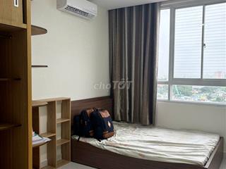 Phòng trống cửa sổ lớn chung cư Q8