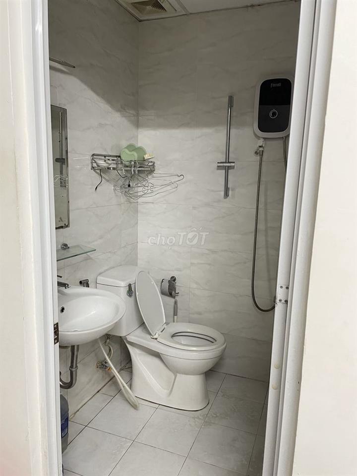Phòng trống cửa sổ lớn chung cư Q8