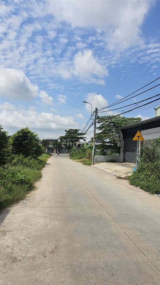 Cho thuê kho TDT 200m2 Trống suốt mới sạch sẽ Đg xe tải lớn giá 12tr