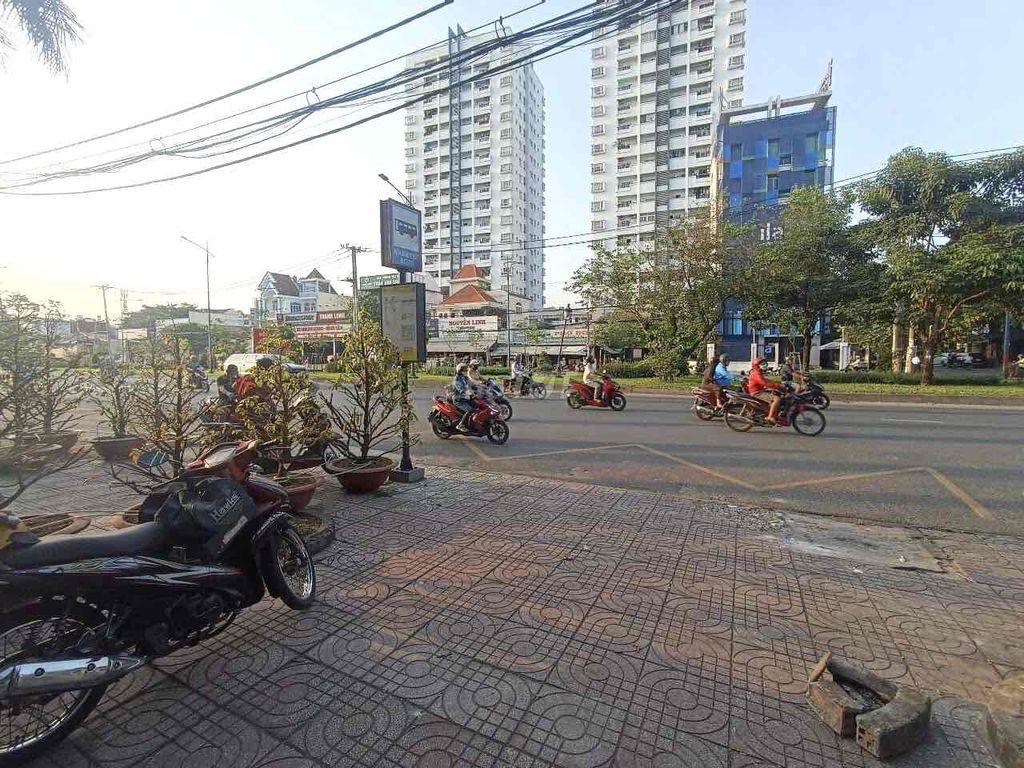 Cho thuê mb riêng biệt ko bán đồ ăn nước uống