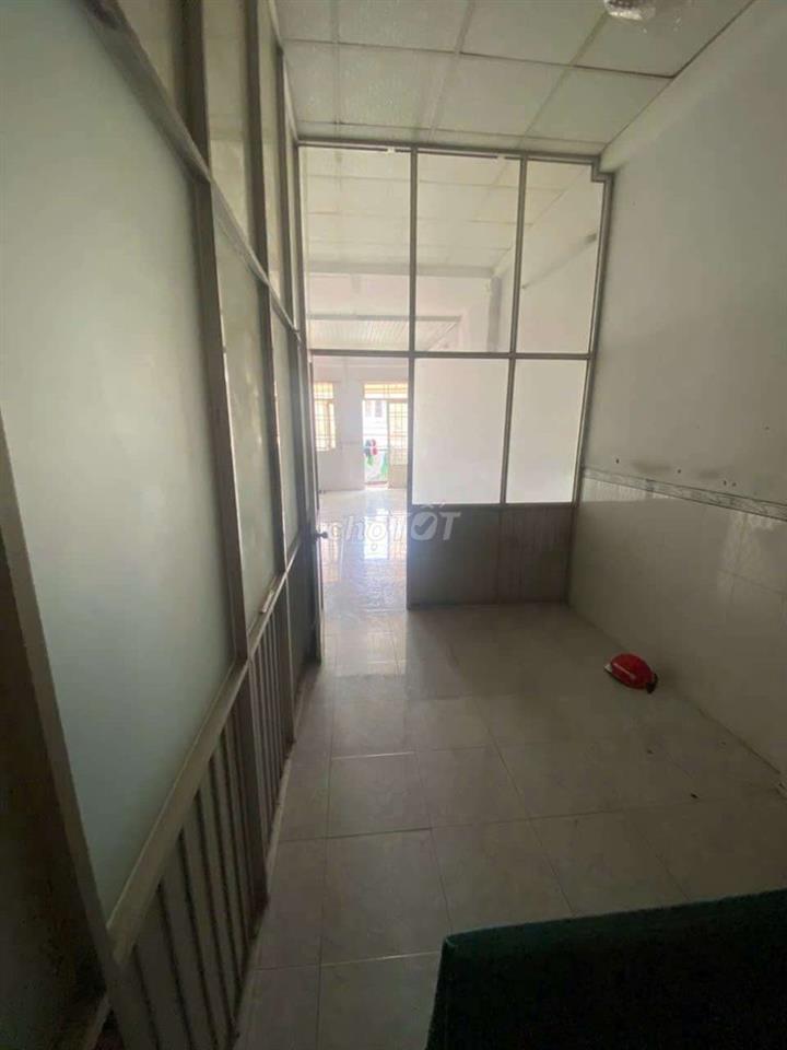 cần cho thuê lại 1 phòng trong nhà MTnguyên căn