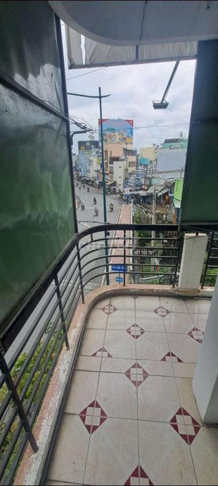 mình cần pass lại phòng trọ sát Đại Học Công Nghiệp HCM và bước chân