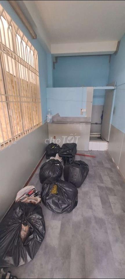 mình cần pass lại phòng trọ sát Đại Học Công Nghiệp HCM và bước chân
