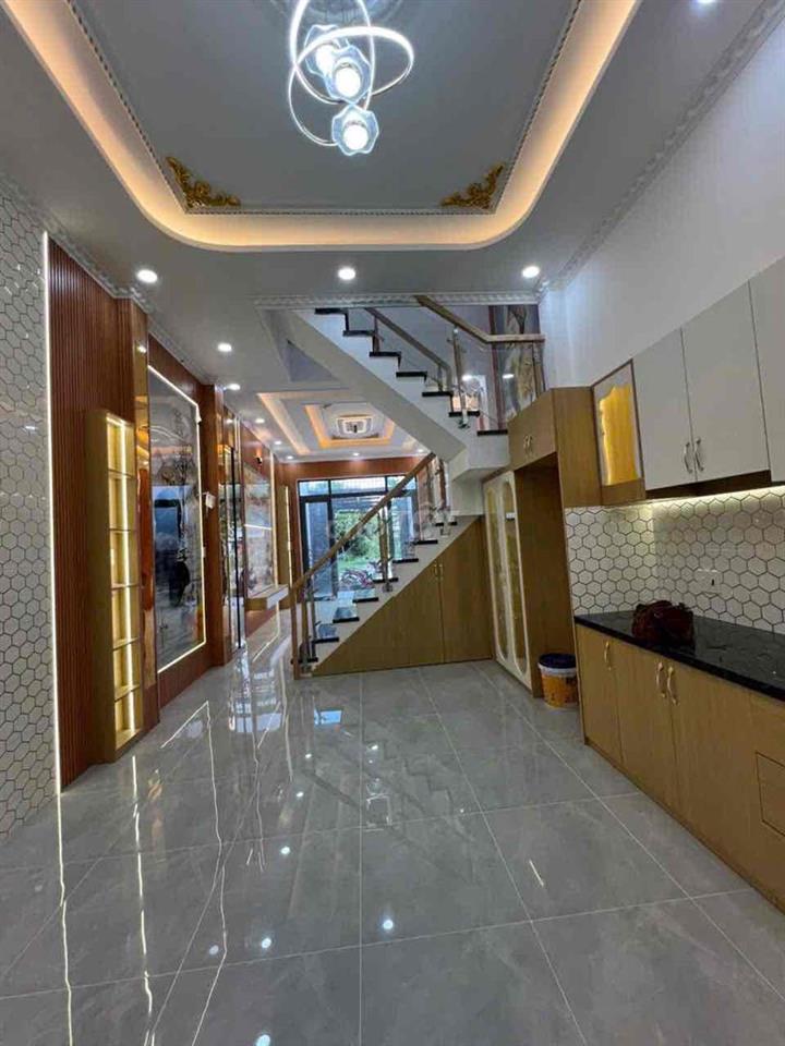 Gió đưa cành trúc la đà Mua nhà gần chợ hay là sát em