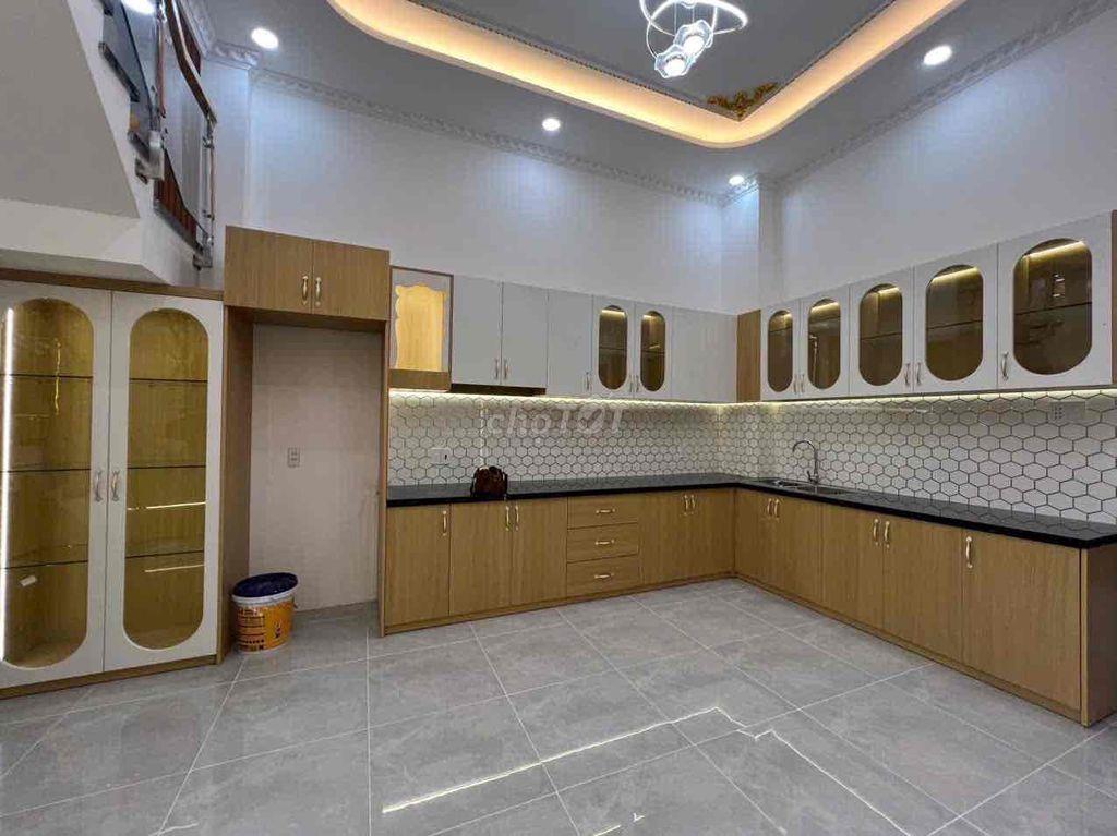 Gió đưa cành trúc la đà Mua nhà gần chợ hay là sát em
