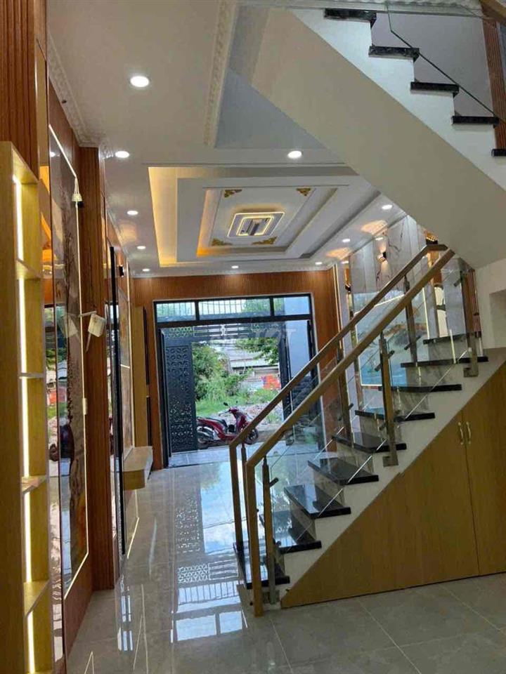 Gió đưa cành trúc la đà Mua nhà gần chợ hay là sát em