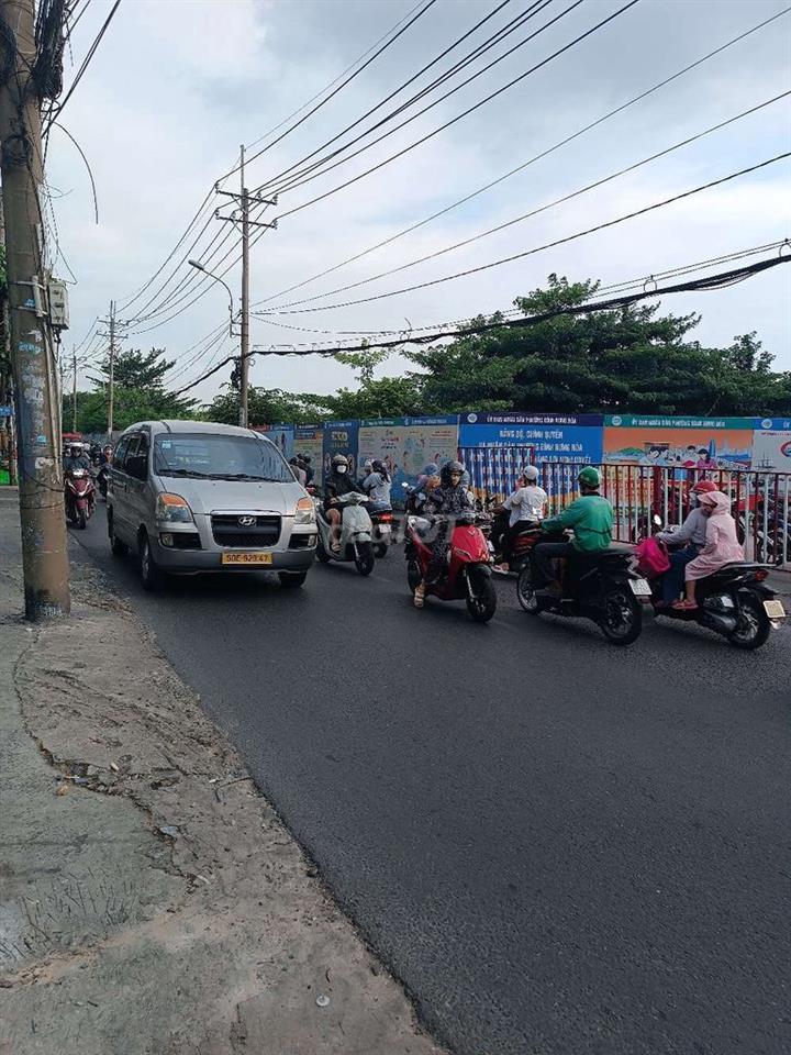 Mặt bằng đường Bình Long. ngay trường học
