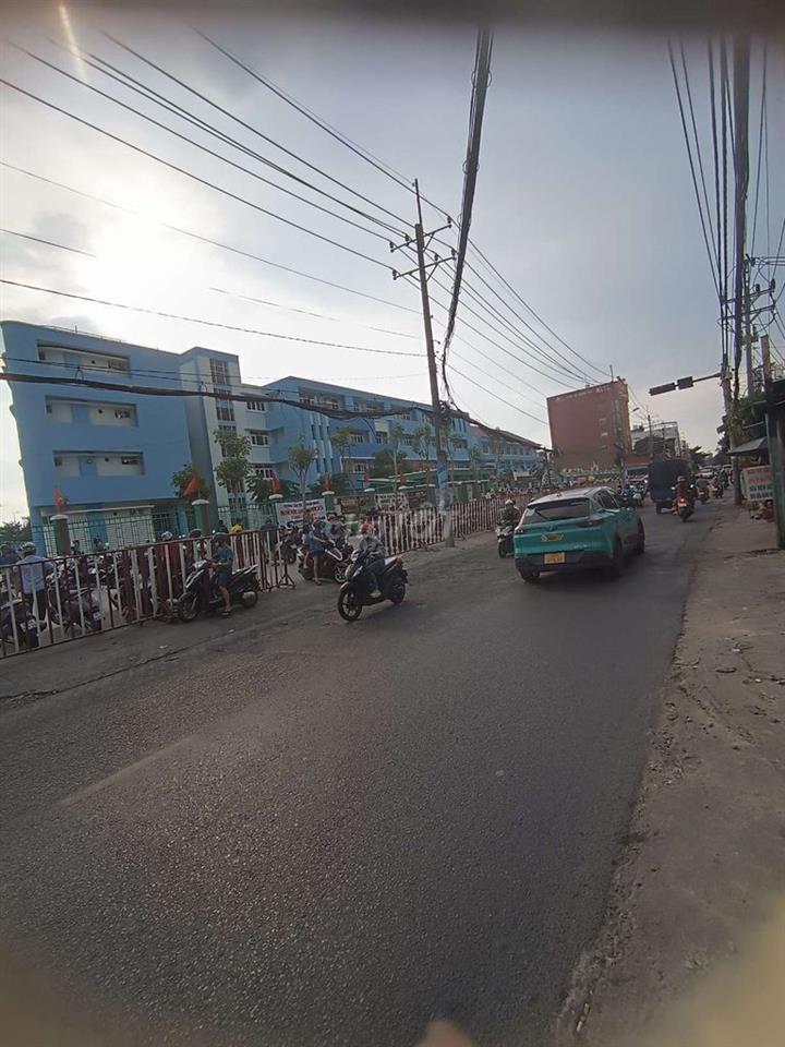 Mặt bằng đường Bình Long. ngay trường học