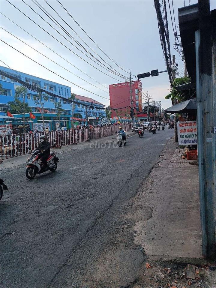 Mặt bằng đường Bình Long. ngay trường học
