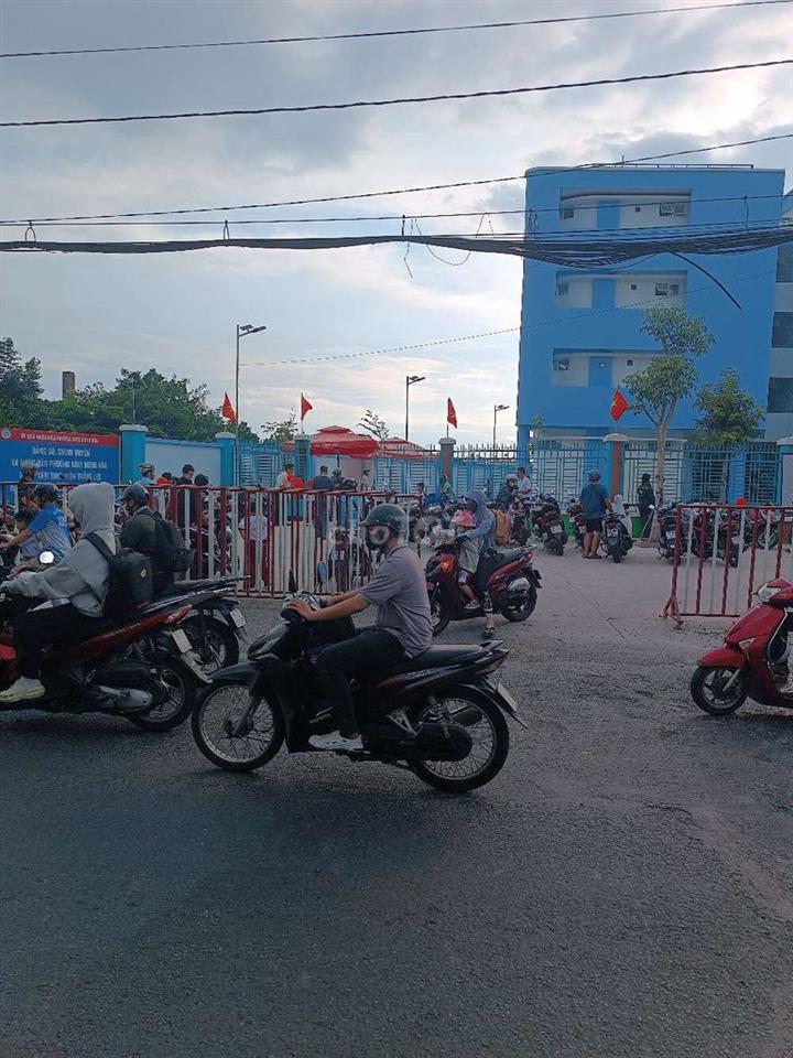 Mặt bằng đường Bình Long. ngay trường học