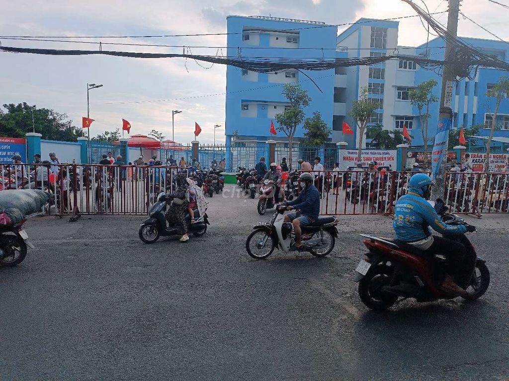 Mặt bằng đường Bình Long. ngay trường học