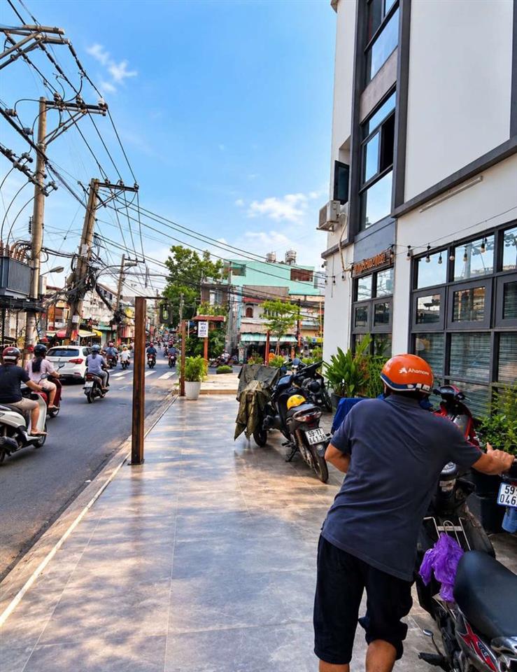 MBKD Góc ngã tư, ngay Lương Minh Nguyệt.