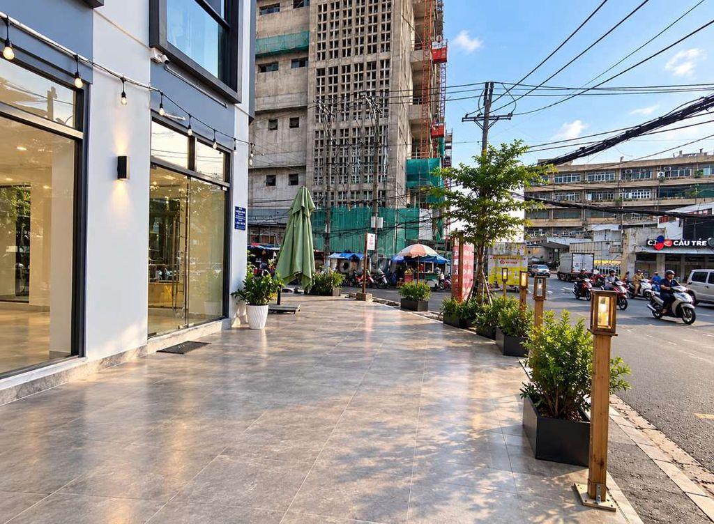MBKD Góc ngã tư, ngay Lương Minh Nguyệt.