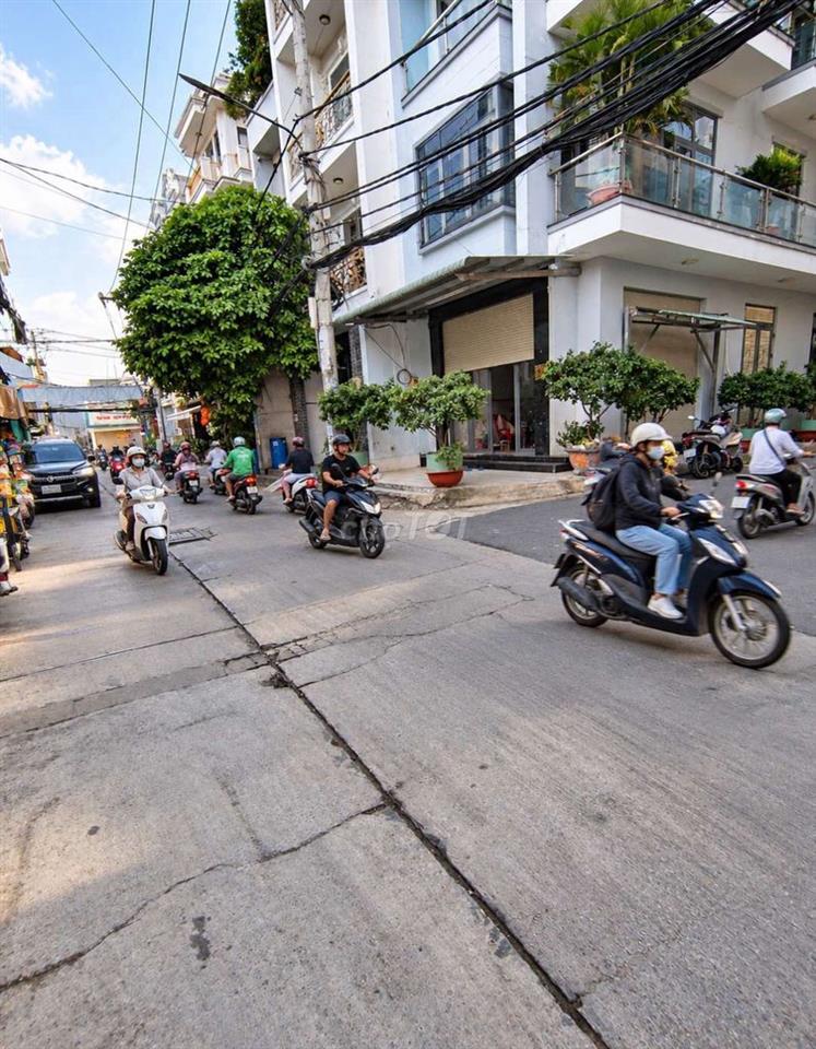 Tòa nhà Góc 2 mặt tiền 4 lầu, có thang máy