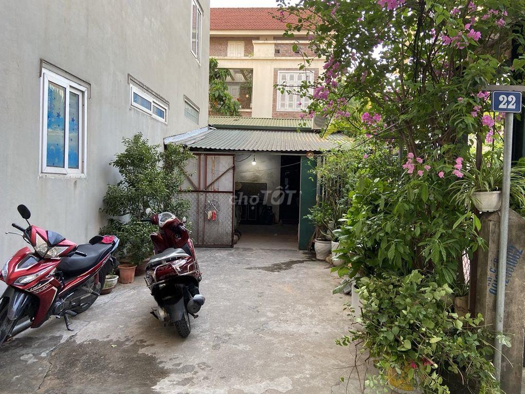 Nhà đất có sân rộng thoáng đỗ được oto 7 chỗ