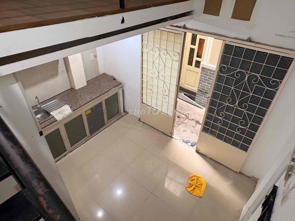 Nhà cho thuê cách trường đại học Nguyễn Tất Thành 200 mét