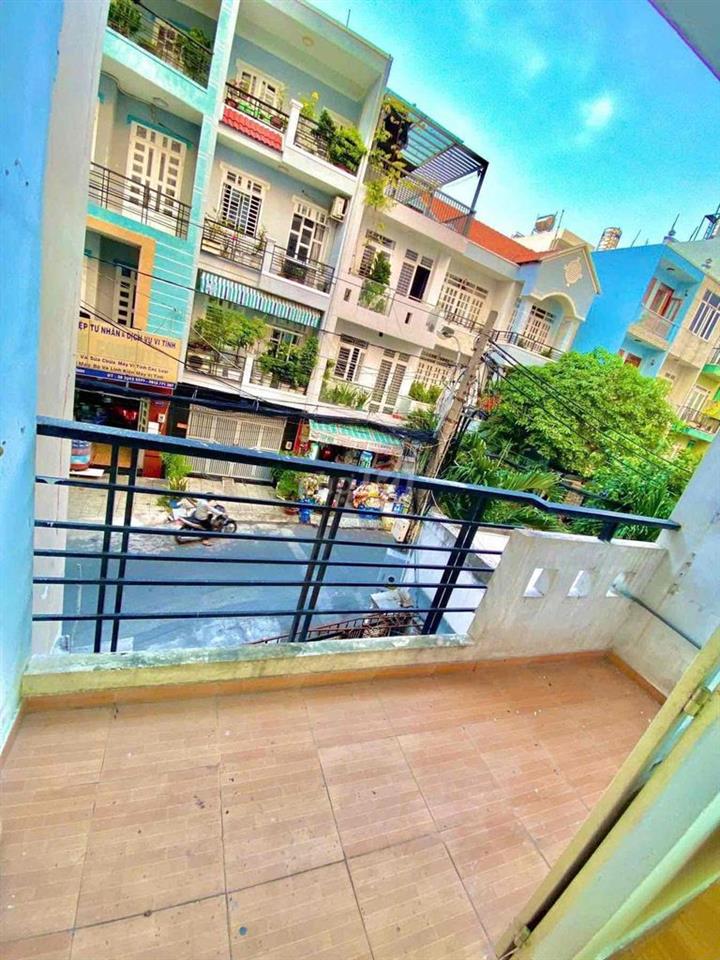PHÒNG NGỦ BAN CÔNG NẰM NGAY E-TOWN CỘNG HOÀ