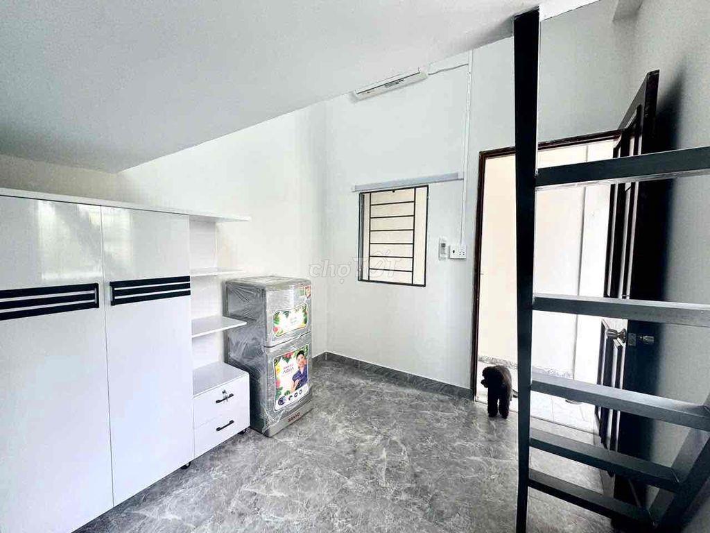 PHÒNG GÁC BAN CÔNG FULL NỘT THẤT NGAY SÂN BAY