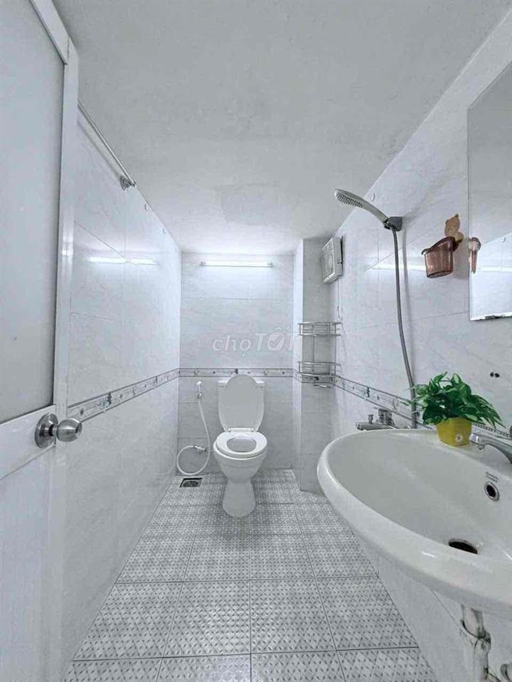 PHÒNG GÁC SIU RỘNG THOÁNG NẰM NGAY TRỤC ĐƯỜNG CỘNG HOÀ, TÂN BÌNH