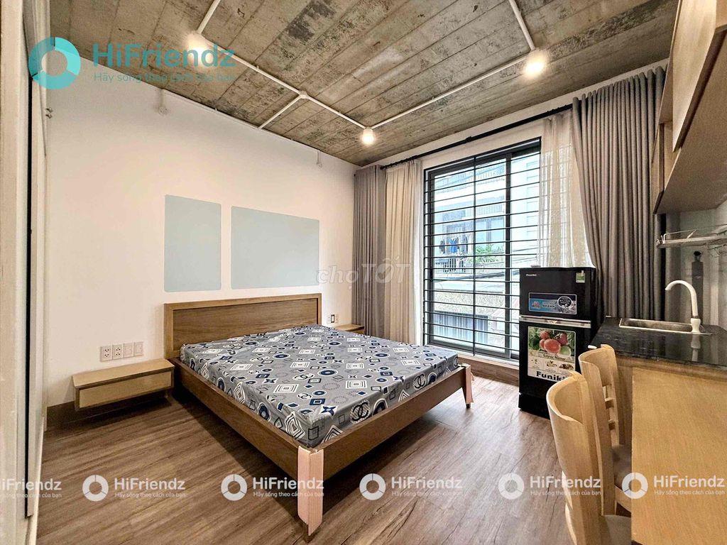 STUDIO CỬA SỔ KÍNH TRÀN SÁNG PHONG CÁCH CỔ ĐIỂN NGAY KHU SÂN BAY