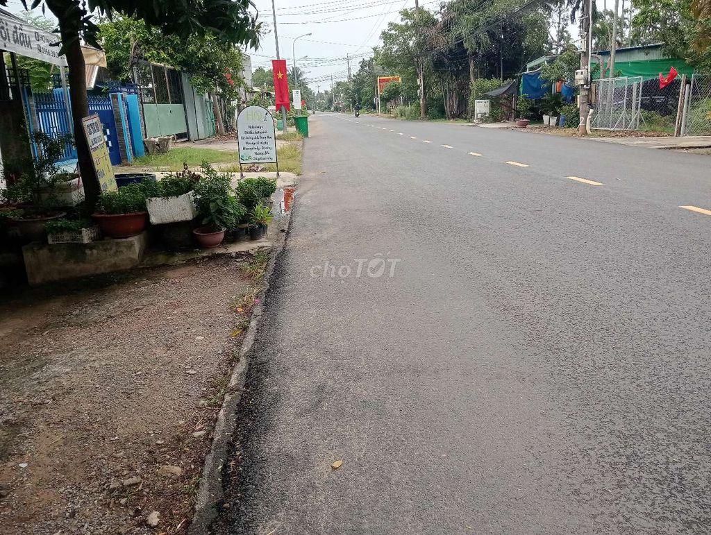 Nhà nguyên căn có sân đậu xe hơi 