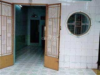 Nhà nguyên căn có sân đậu xe hơi 