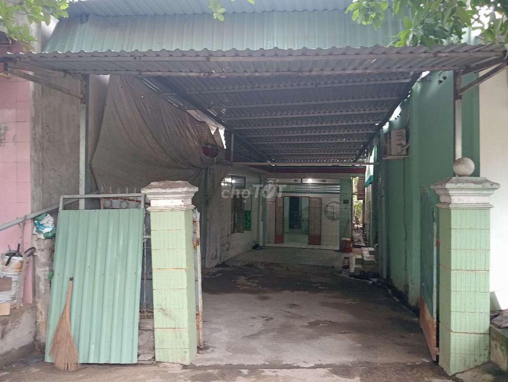 Nhà nguyên căn có sân đậu xe hơi 