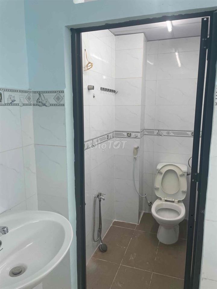 nhà nguyên căn gác lửng mặt tiền đường hẻm Nguyễn Kiệm