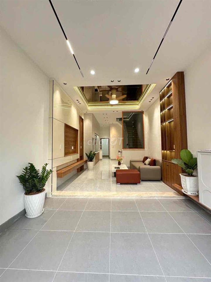 Nhà lầu đối diện chợ Tân Phong