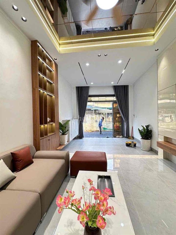 Nhà lầu đối diện chợ Tân Phong
