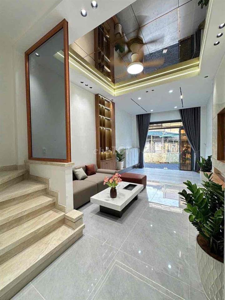 Nhà lầu đối diện chợ Tân Phong